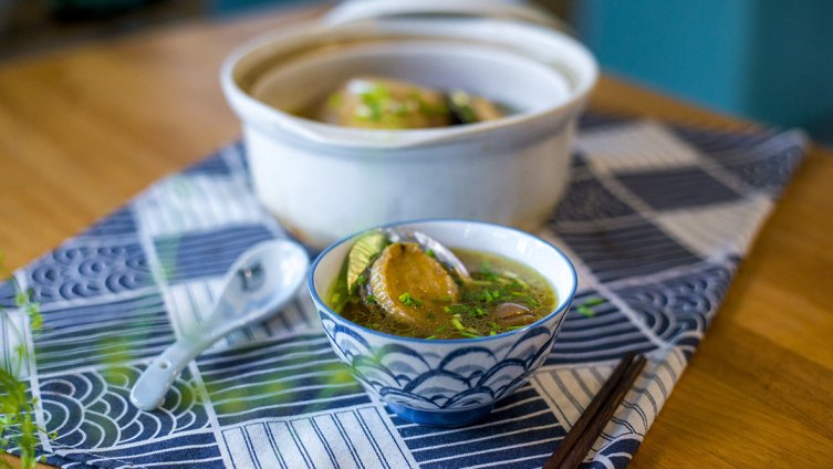 一膳斋 第6集 入秋了简单来一碗滋补美食鲍鱼鸡汤。